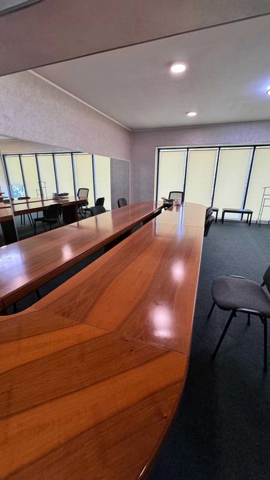 Стол для совещаний / кабинет руководителя — массив дерева, 6 м x 2,5 м