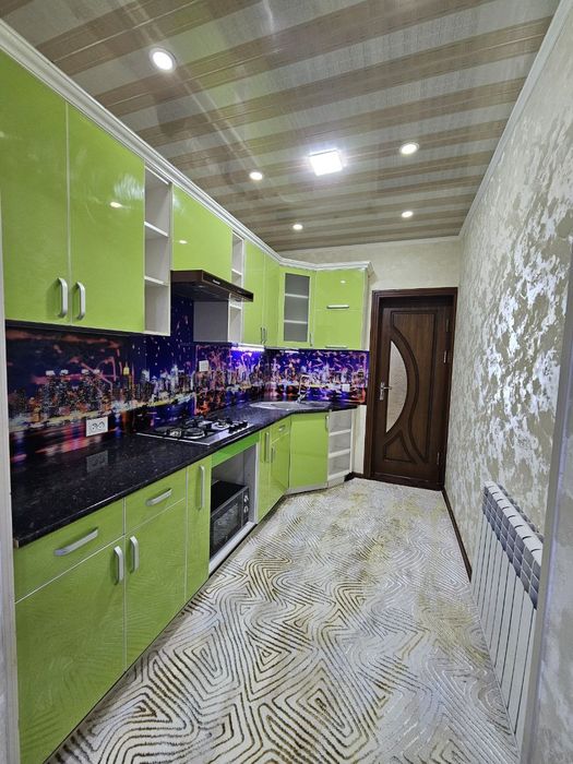 Продаётся люкс 77-серия 2х комнатная квартира 1-этаж 6-веранда Мархабо