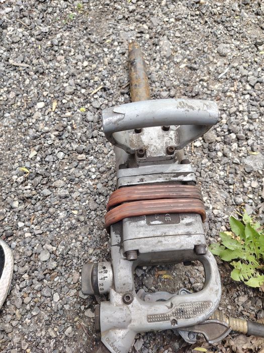 Pistol pneumatic pentru desfăcut roti