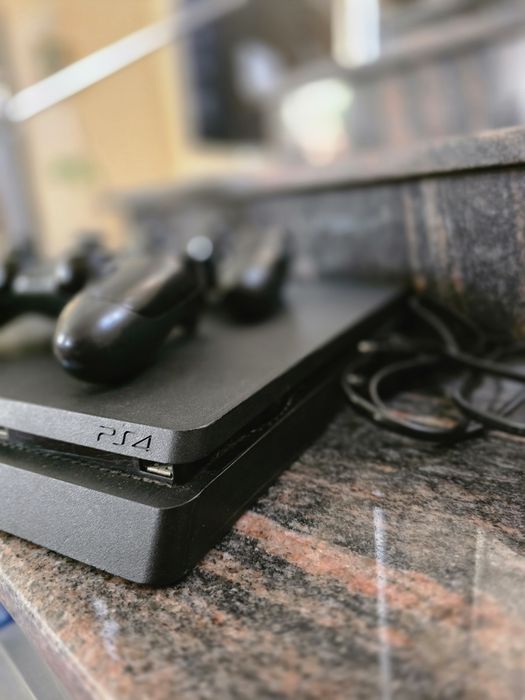 Ps4 slim 1TB + 2бр джойстика