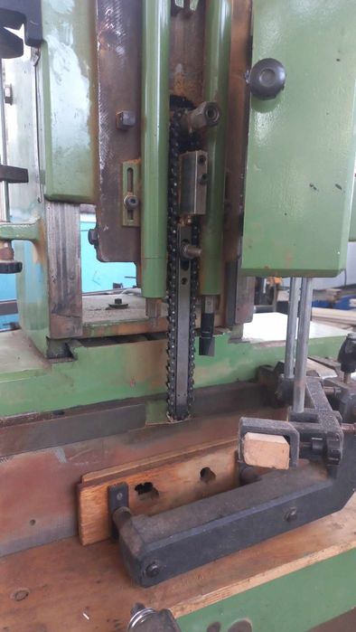 машина за пробиване на отвори за брави, и дръжки.