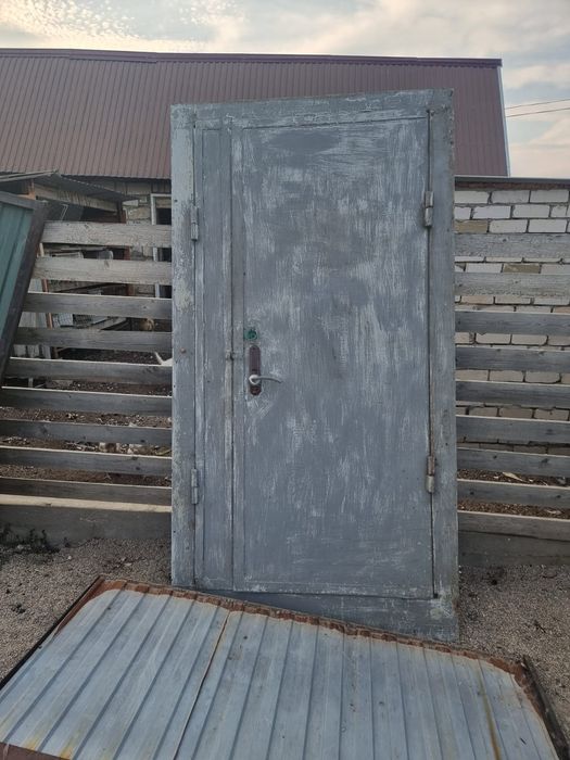 Продам ворота дверь металлическая.