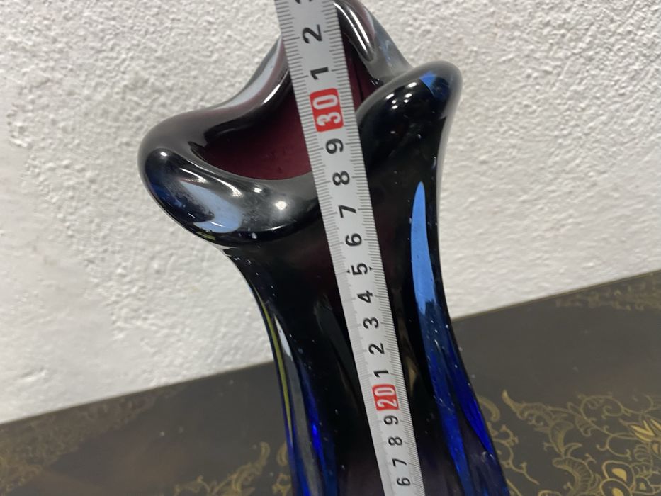 Италианска ваза от цветно стъкло с преливащи цветове