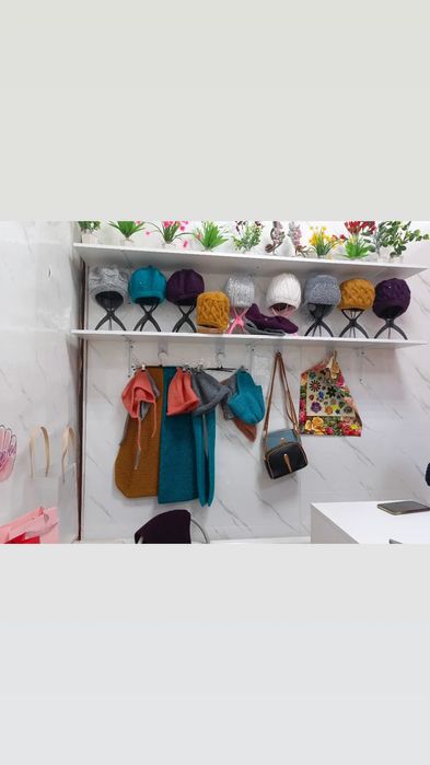 Продам береты вязаные , шапочки на весну, красивые,ручной работытёплые