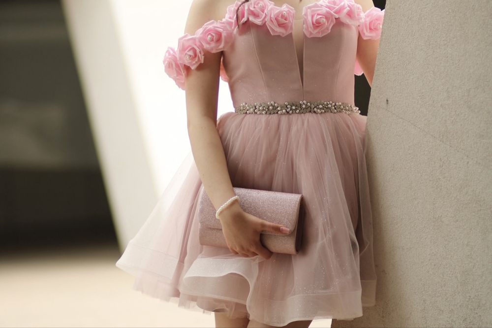 Розова бална рокля