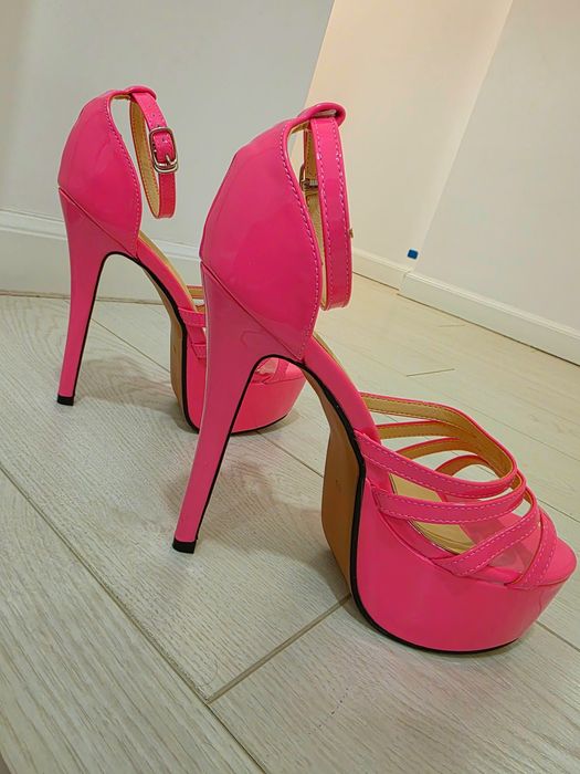 Sandale cu toc inalt