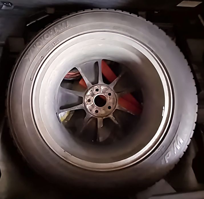 Vând 2 cauciucuri echipate cu jante !