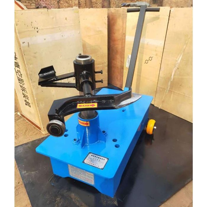 Aparat dejantat cauciucuri camioane