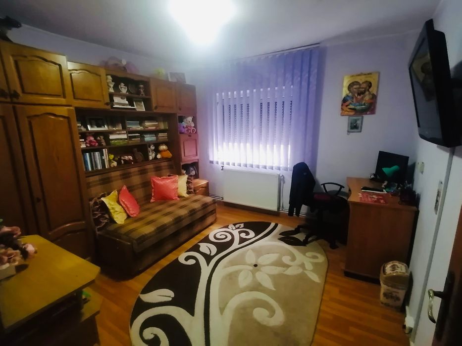 Vând apartament 3 camere oras Siret