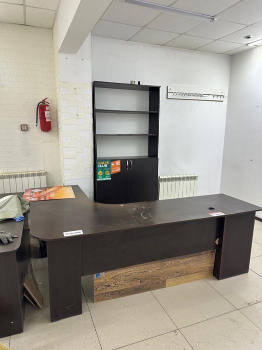 Шкаф и стол для офиса