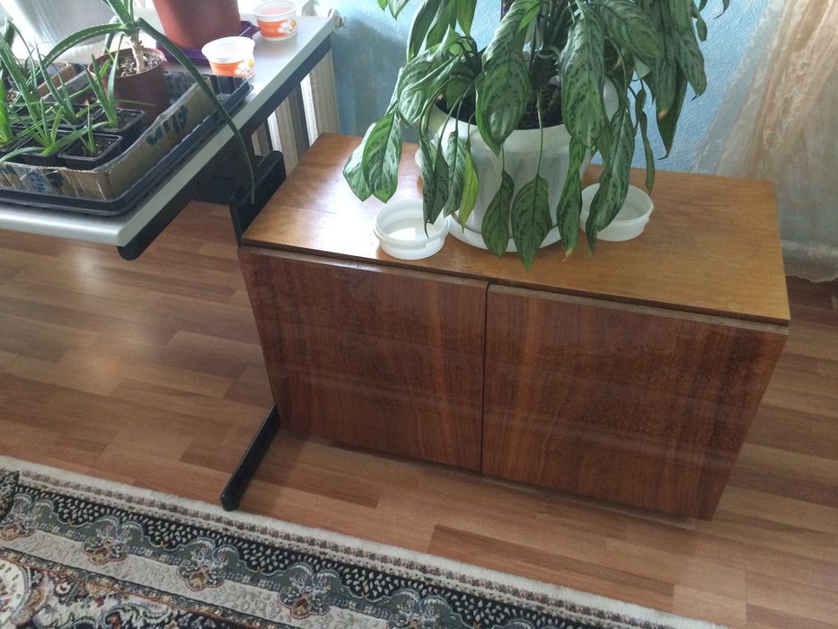 столик  стеклянный  под телевизор