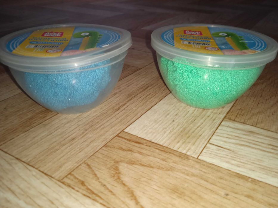 ПРОДАМ детский ШАРИКОВЫЙ ПЛАСТИЛИН! Зелёный и синий. В баночках. Новый