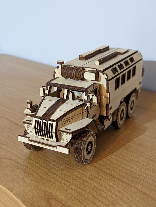 Деревянная модель грузовика