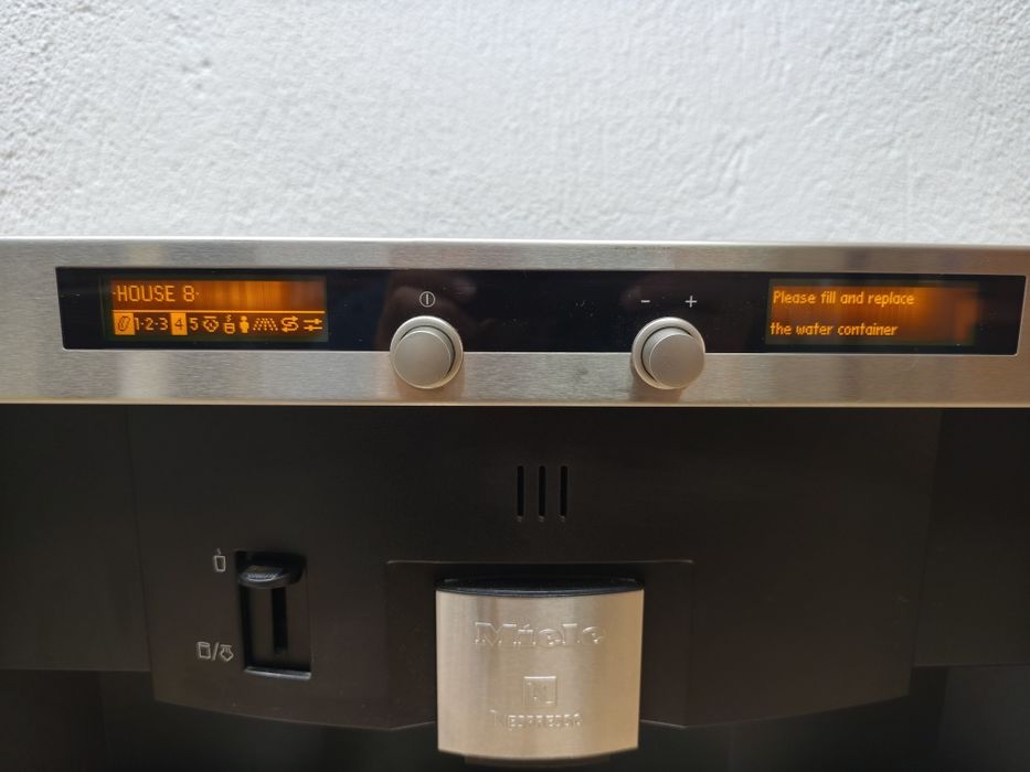 Кафе машина за вграждане Miele