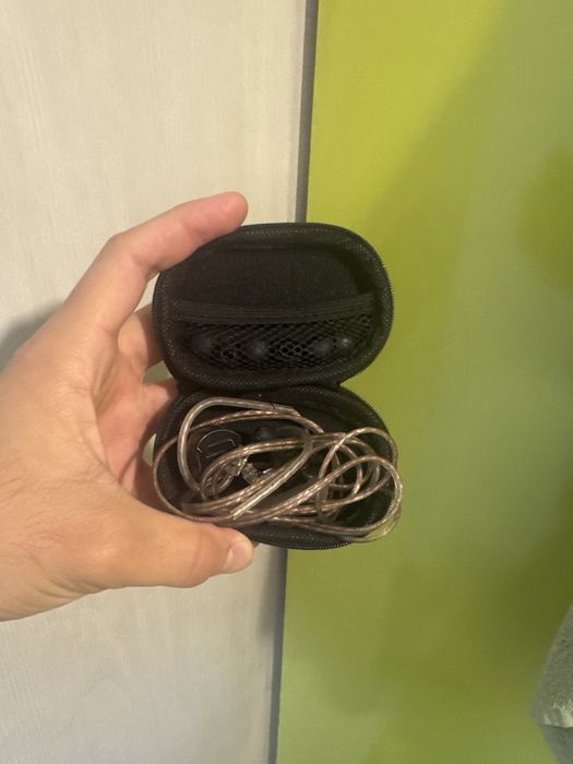 iem kz zsn pro x с чехлом отходит контакт на левом ухе
