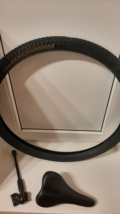 Покрышка, сиденье,подножка для велосипеда.