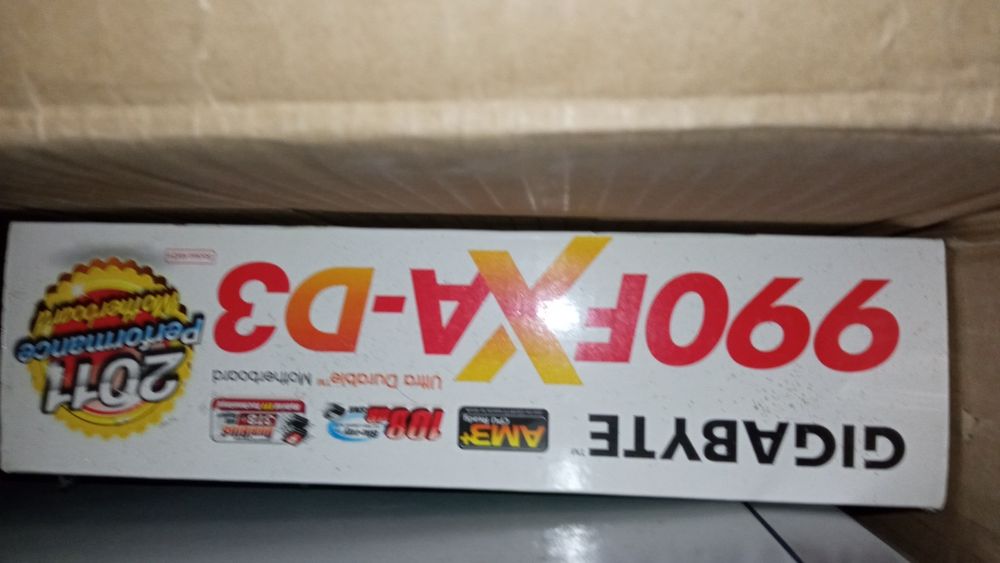 Настолен компютър с монитор и клавиатура