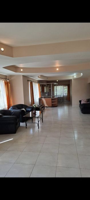 Proprietar .închiriez apartament 3 camere+garaj zona Piața Spitalului
