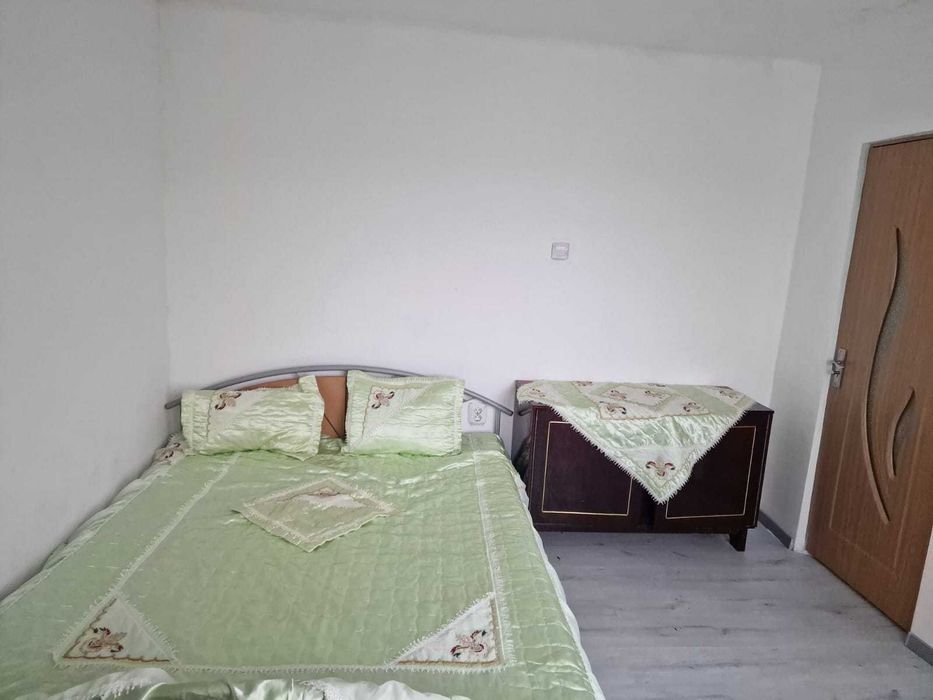 Închiriez apartament 1200  roni