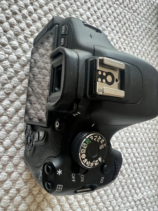 Vand Canon DSLR 600D cu ceva accesorii