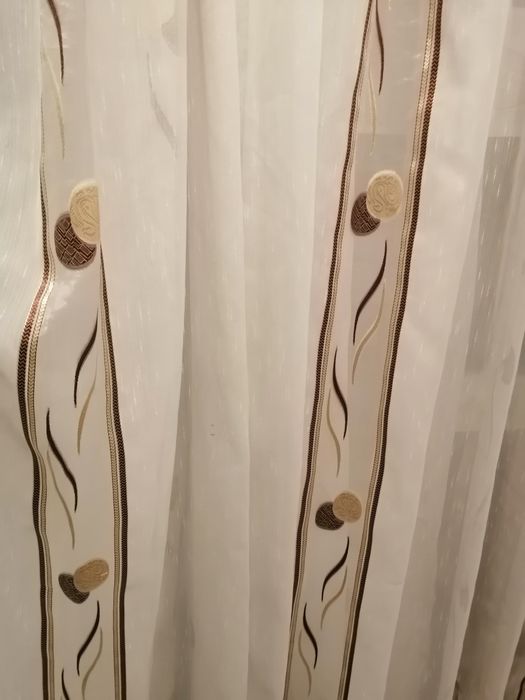 Perdea 5,7m / 2,45 m cu 55 călăreți, crem cu model maro bej și auriu,