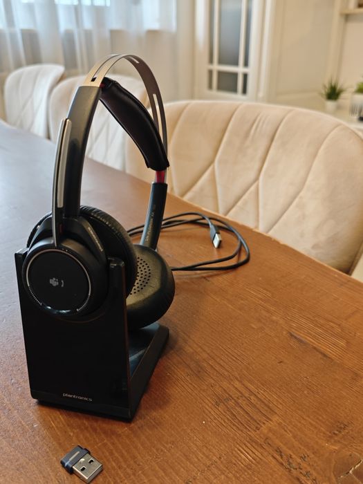 Căști wireless Plantronics Voyager Focus cu stand