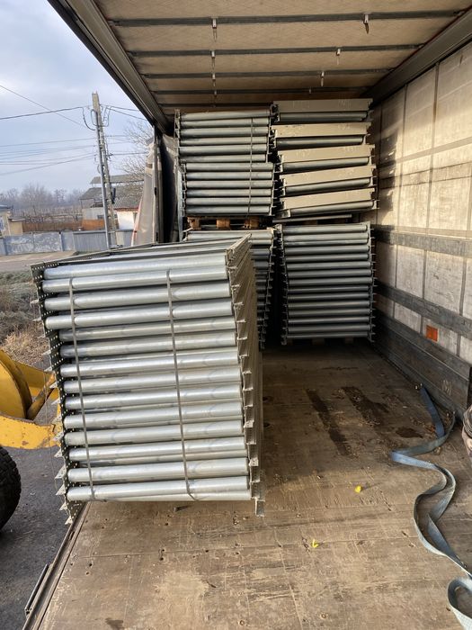 Rafturi metalice banda transportataore