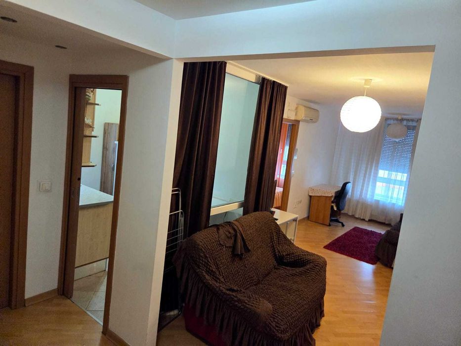 Ofer spre închiriere apartament cu 2 camere situat în Arad, zona UTA, complexul ARED, bloc R5, etaj 1.