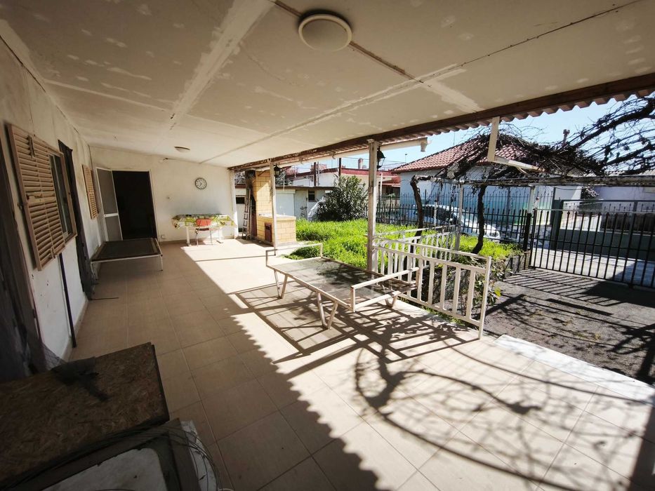 Продава многостайна къща 70 м2 с 2 парцела 330 м2 в Аспровалта, Гърция