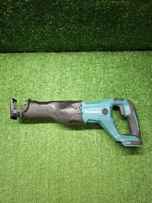 Саблен трион на Makita DJR186