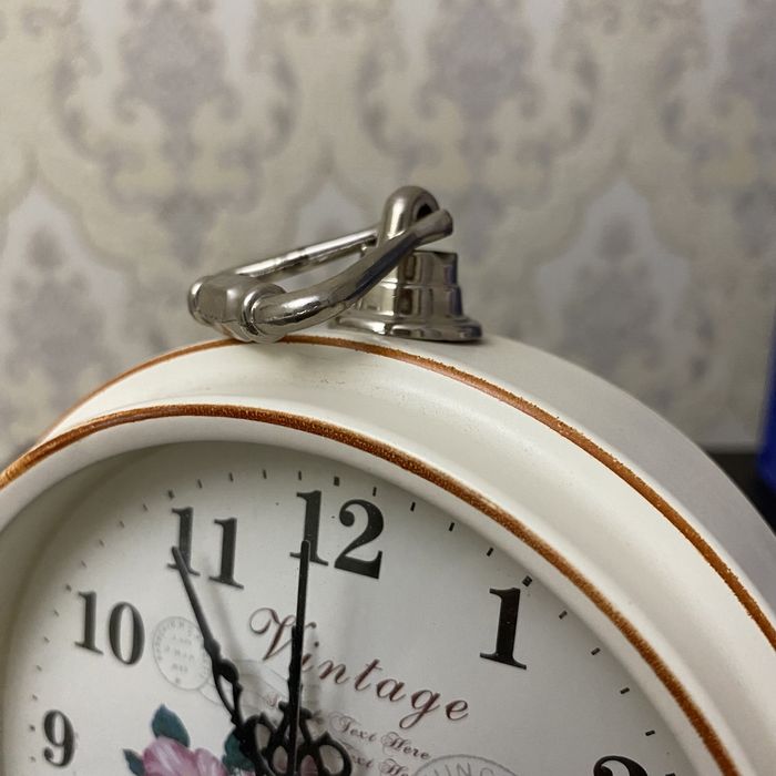 Часы-будильник на батарее