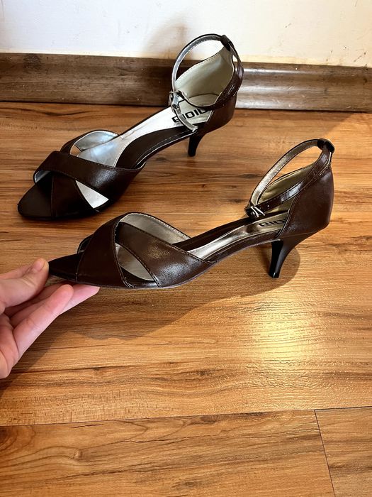 Тъмно кафеви сандали с каишка Gioia