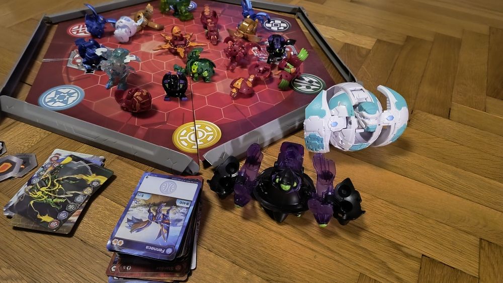 Топчета Бакуган с арена и карти