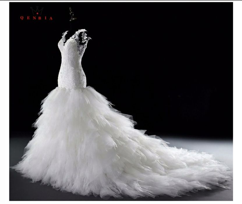 Шикарное свадебное платье со шлейфом