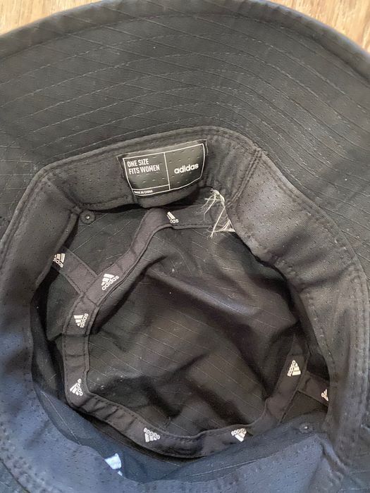 Продавам Шапка на Adidas