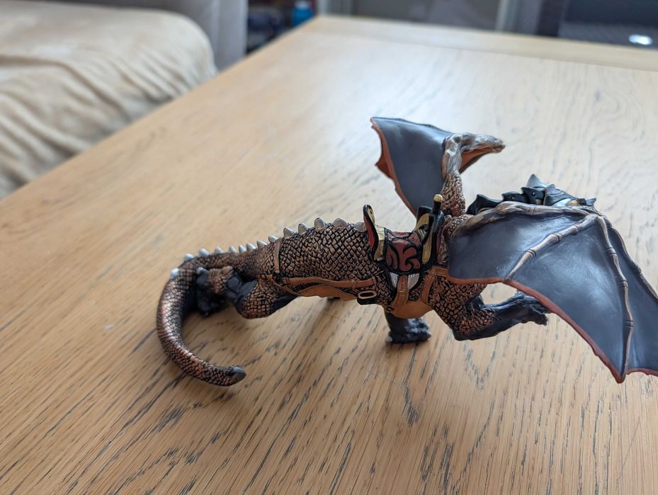 Dragon cu aripi, figurină mare