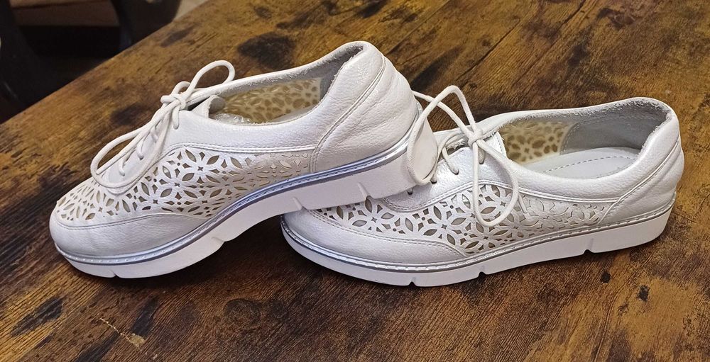 Дамски перфорирани обувки