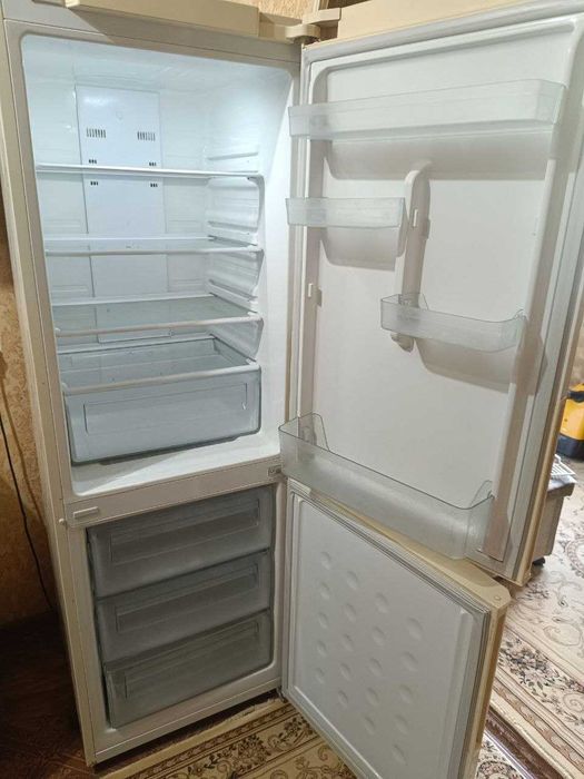 продается большой холодилник самсунг