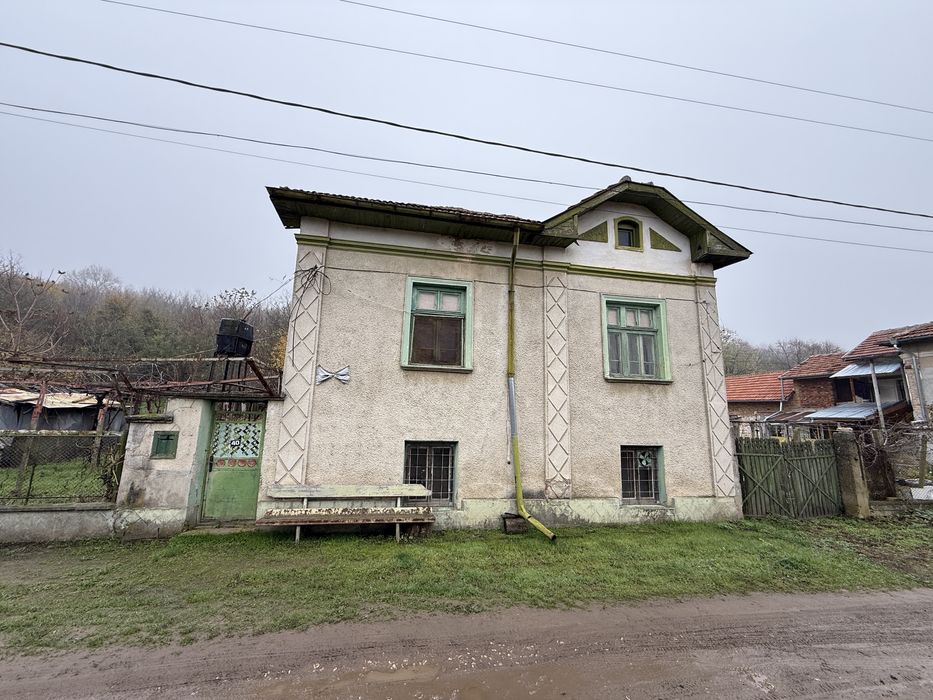 Къща с гараж равен и голям Двор!