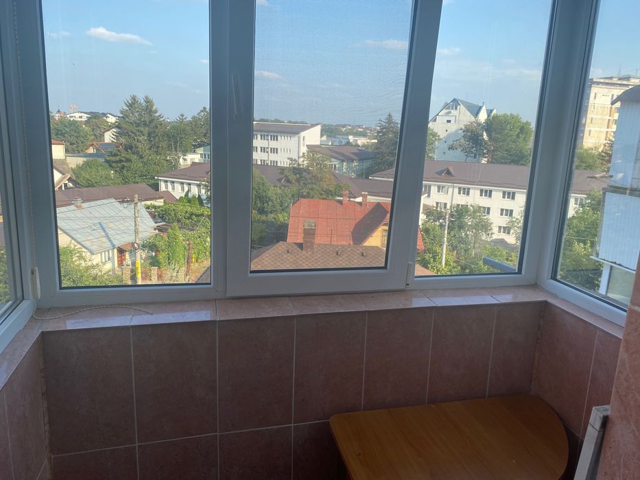 închiriez Apartament in spatele Colegiului Naț. Petru Rares