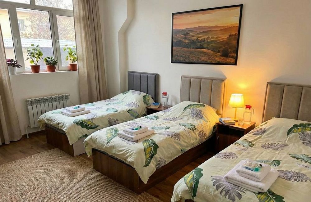 Хостел, арзон меҳмонхона. Жомий кругида жойлашган