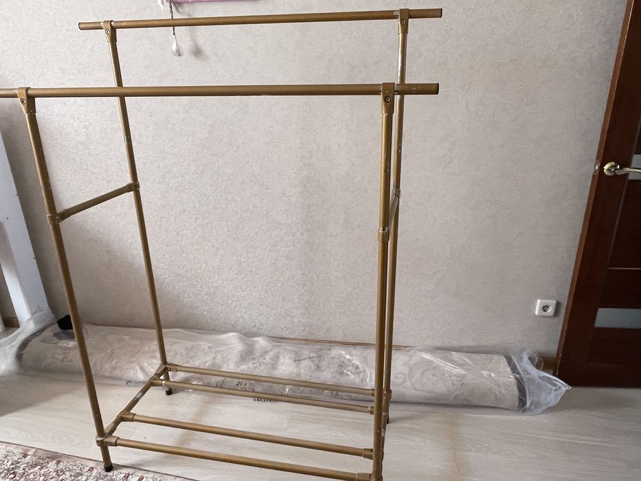 Продам вешалку передвижную