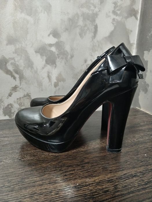 Каблук сотилади. 35 размер