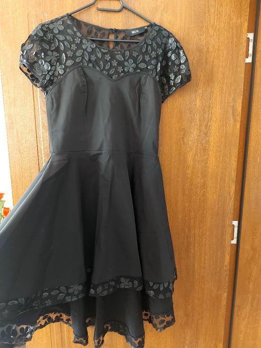 Елегантна черна рокля