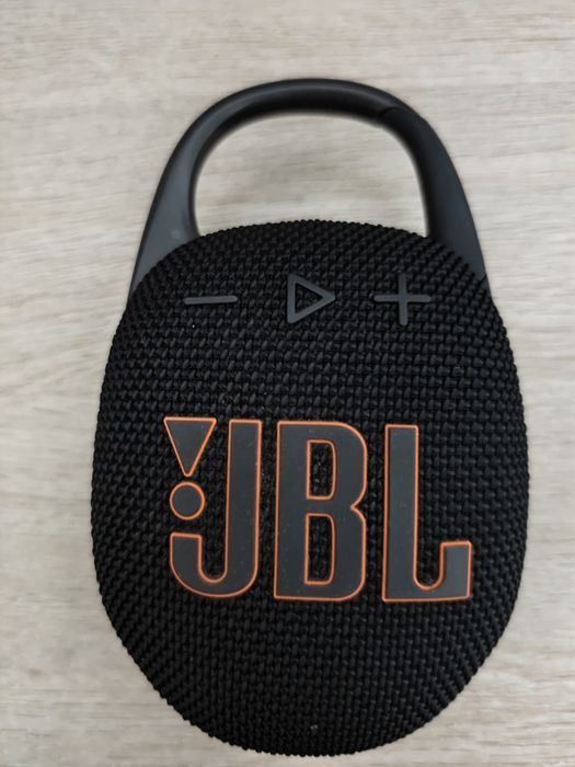 Продам портативную колонку  JBL Clip 5