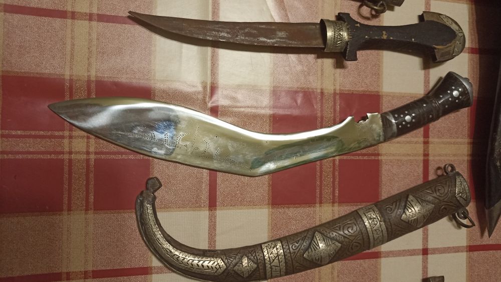 Vând 3 cuțite cu tot cu toc