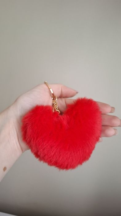 Пушистые брелоки в виде сердца.