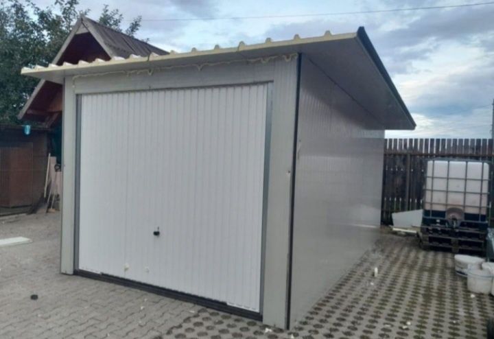 Garaje auto pe structura metalica învelite cu panouri Sandwich