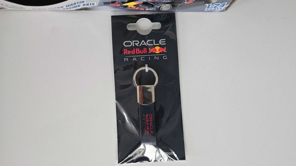 Maistro Aston Martin Red Bull RB15. 1:24 Болид + ключодържател (от UK).