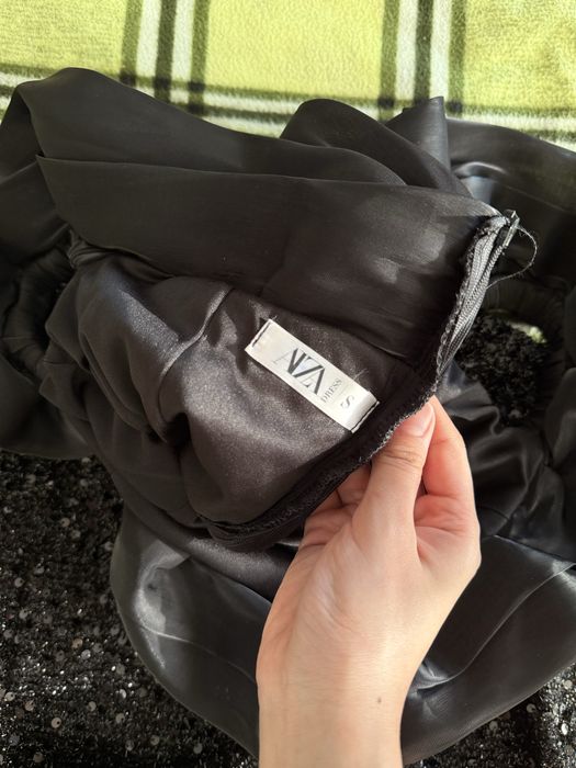 Вечернее платье с открытым плечом